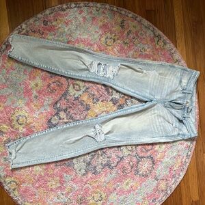 AMERICAN EAGLE Light Wash Distressed Women’s Jeans! Size 8 Regular!!